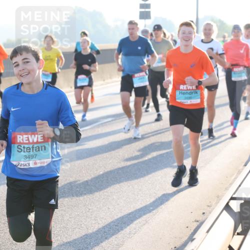 03.10.2025 - Köhlbrandbrückenlauf Lena Gebhardt http://msf.ph/oto/9057533 03.10.2025 09:18:01 Position 1 5, 3497, 3496 meine-sportfotos.de