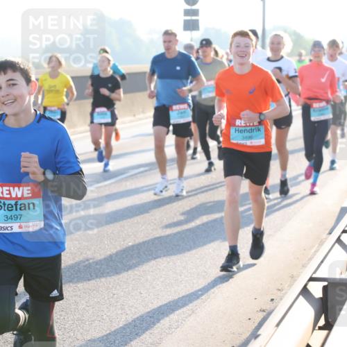 03.10.2025 - Köhlbrandbrückenlauf Lena Gebhardt http://msf.ph/oto/9057541 03.10.2025 09:18:01 Position 1 3497, 3496 meine-sportfotos.de