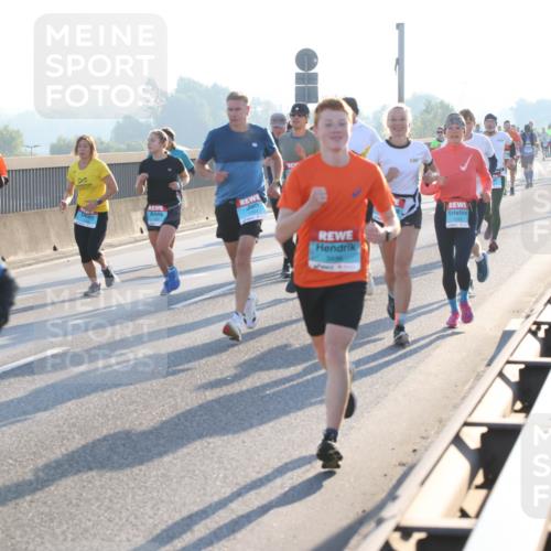 03.10.2025 - Köhlbrandbrückenlauf Lena Gebhardt http://msf.ph/oto/9057560 03.10.2025 09:18:01 Position 1 3497, 3496 meine-sportfotos.de