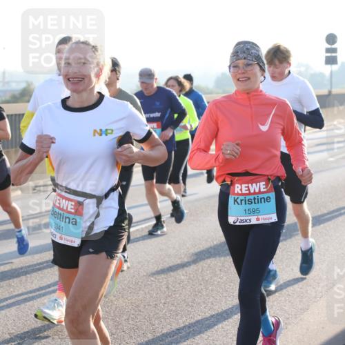 03.10.2025 - Köhlbrandbrückenlauf Lena Gebhardt http://msf.ph/oto/9057660 03.10.2025 09:18:04 Position 1 1242, 3341, 1595 meine-sportfotos.de