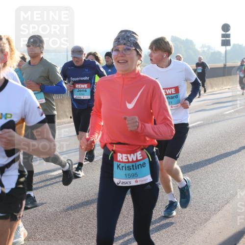 03.10.2025 - Köhlbrandbrückenlauf Lena Gebhardt http://msf.ph/oto/9057673 03.10.2025 09:18:04 Position 1 242, 3, 041, 1250, 11, 1595 meine-sportfotos.de