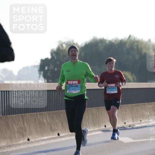03.10.2025 - Köhlbrandbrückenlauf Jannik Wohlers http://msf.ph/oto/9057678 03.10.2025 09:13:44 Position 3 1010, 1075, 1107 meine-sportfotos.de