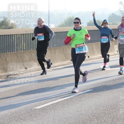 03.10.2025 - Köhlbrandbrückenlauf Lena Gebhardt http://msf.ph/oto/9057816 03.10.2025 09:18:09 Position 1 1385, 2822, 3778, 1864 meine-sportfotos.de