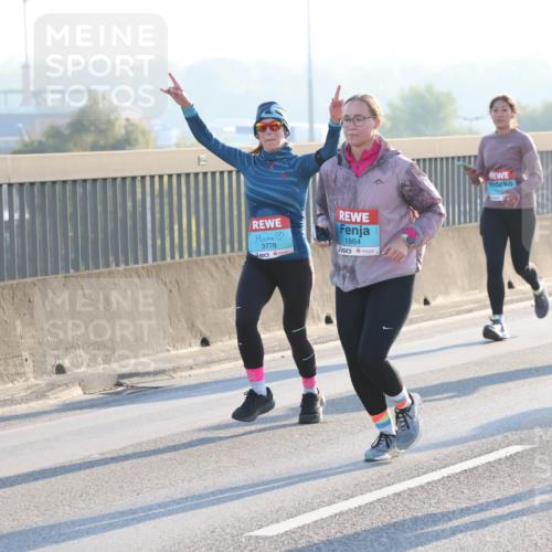 03.10.2025 - Köhlbrandbrückenlauf Lena Gebhardt http://msf.ph/oto/9057881 03.10.2025 09:18:10 Position 1 3778, 1864, 165 meine-sportfotos.de