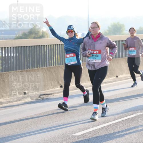 03.10.2025 - Köhlbrandbrückenlauf Lena Gebhardt http://msf.ph/oto/9057891 03.10.2025 09:18:10 Position 1 3778, 1864, 162 meine-sportfotos.de