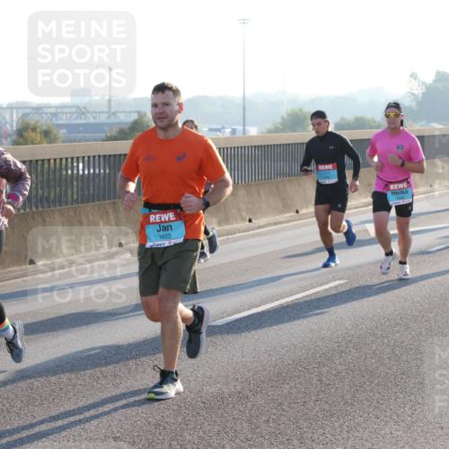 03.10.2025 - Köhlbrandbrückenlauf Lena Gebhardt http://msf.ph/oto/9057942 03.10.2025 09:18:12 Position 1 3778, 1864, 1622, 1415 meine-sportfotos.de
