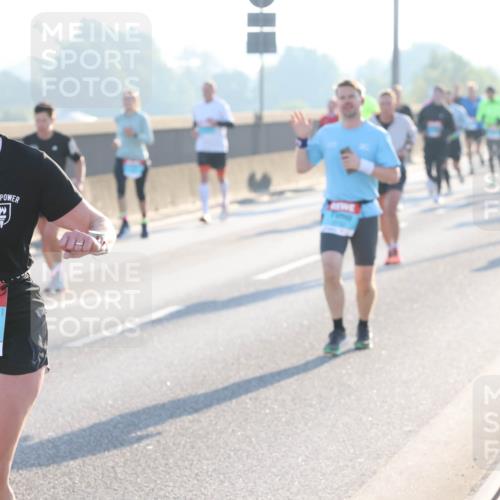 03.10.2025 - Köhlbrandbrückenlauf Lena Gebhardt http://msf.ph/oto/9058188 03.10.2025 09:18:19 Position 1 1412 meine-sportfotos.de