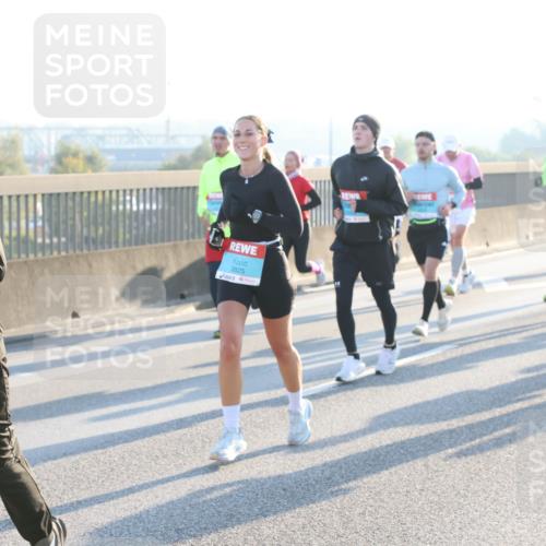 03.10.2025 - Köhlbrandbrückenlauf Lena Gebhardt http://msf.ph/oto/9058448 03.10.2025 09:18:27 Position 1 167, 3825 meine-sportfotos.de