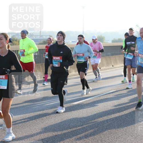 03.10.2025 - Köhlbrandbrückenlauf Lena Gebhardt http://msf.ph/oto/9058495 03.10.2025 09:18:28 Position 1 3825, 3655, 3250, 1516 meine-sportfotos.de