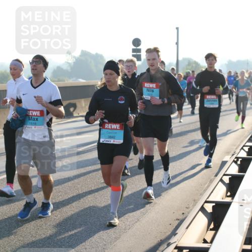 03.10.2025 - Köhlbrandbrückenlauf Lena Gebhardt http://msf.ph/oto/9058538 03.10.2025 09:18:29 Position 1 250, 1516, 3842, 1623 meine-sportfotos.de