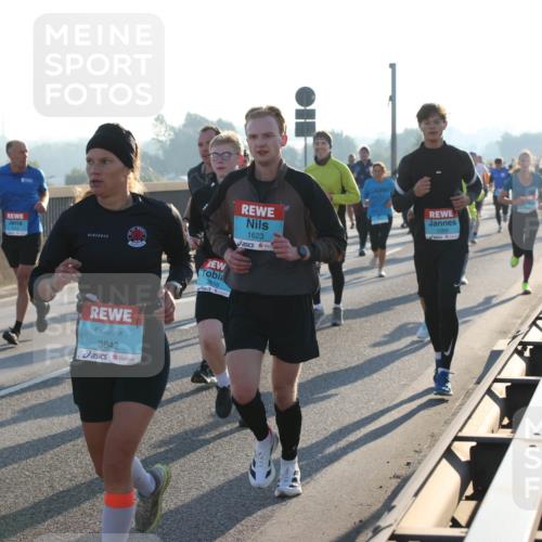 03.10.2025 - Köhlbrandbrückenlauf Lena Gebhardt http://msf.ph/oto/9058559 03.10.2025 09:18:30 Position 1 1516, 3842, 1623, 3516, 1089 meine-sportfotos.de