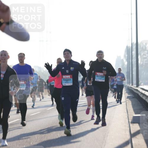 03.10.2025 - Köhlbrandbrückenlauf Jannik Wohlers http://msf.ph/oto/9058599 03.10.2025 09:14:05 Position 3 10, 3243, 10, 1133 meine-sportfotos.de
