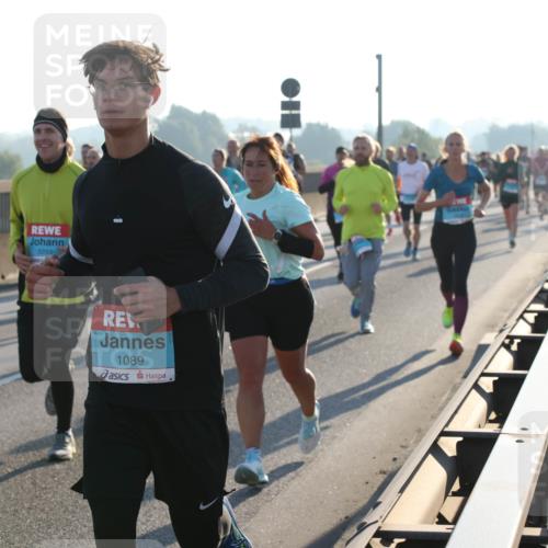03.10.2025 - Köhlbrandbrückenlauf Lena Gebhardt http://msf.ph/oto/9058648 03.10.2025 09:18:32 Position 1 3233, 1089 meine-sportfotos.de