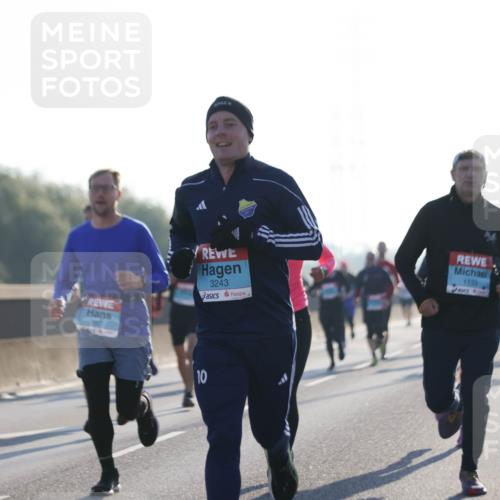 03.10.2025 - Köhlbrandbrückenlauf Jannik Wohlers http://msf.ph/oto/9058700 03.10.2025 09:14:07 Position 3 2801, 3243, 1133, 10 meine-sportfotos.de