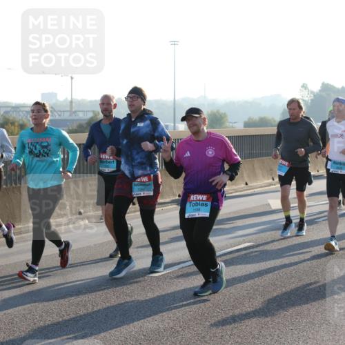 03.10.2025 - Köhlbrandbrückenlauf Lena Gebhardt http://msf.ph/oto/9058786 03.10.2025 09:18:36 Position 1 1229, 1352, 1188, 3426 meine-sportfotos.de
