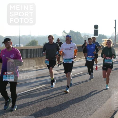 03.10.2025 - Köhlbrandbrückenlauf Lena Gebhardt http://msf.ph/oto/9058799 03.10.2025 09:18:36 Position 1 1582, 1352, 1188, 3426, 1946 meine-sportfotos.de