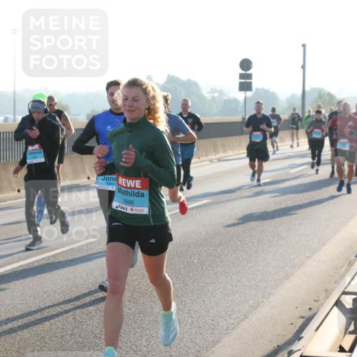 03.10.2025 - Köhlbrandbrückenlauf Lena Gebhardt http://msf.ph/oto/9058883 03.10.2025 09:18:38 Position 1 3426, 2947, 1946 meine-sportfotos.de