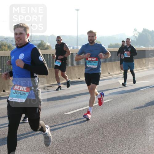 03.10.2025 - Köhlbrandbrückenlauf Lena Gebhardt http://msf.ph/oto/9058939 03.10.2025 09:18:39 Position 1 2947, 3710 meine-sportfotos.de