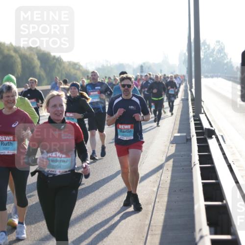 03.10.2025 - Köhlbrandbrückenlauf Jannik Wohlers http://msf.ph/oto/9058975 03.10.2025 09:22:00 Position 3 3151, 1098, 1097, 2204 meine-sportfotos.de