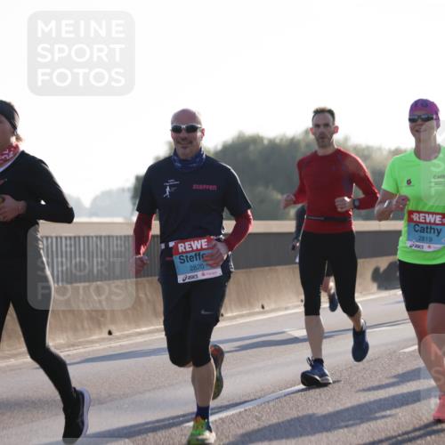 03.10.2025 - Köhlbrandbrückenlauf Jannik Wohlers http://msf.ph/oto/9059036 03.10.2025 09:14:14 Position 3 111, 2820, 2819 meine-sportfotos.de