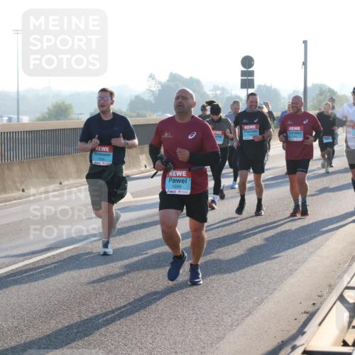 03.10.2025 - Köhlbrandbrückenlauf Lena Gebhardt http://msf.ph/oto/9059061 03.10.2025 09:18:42 Position 1 1506, 1299, 1191 meine-sportfotos.de