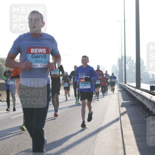 03.10.2025 - Köhlbrandbrückenlauf Jannik Wohlers http://msf.ph/oto/9059069 03.10.2025 09:14:15 Position 3 3404, 6, 2920, 51 meine-sportfotos.de