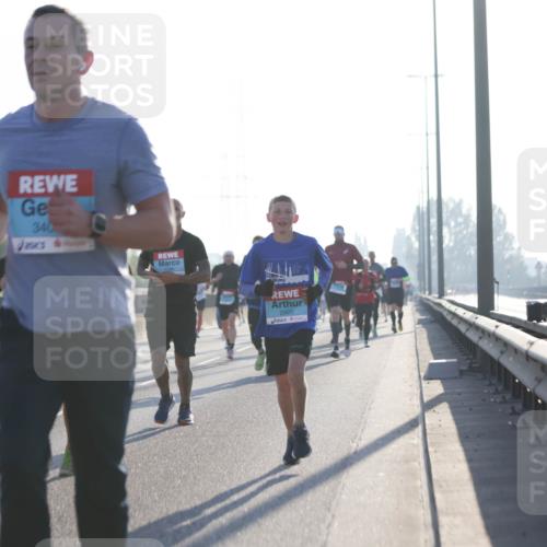 03.10.2025 - Köhlbrandbrückenlauf Jannik Wohlers http://msf.ph/oto/9059104 03.10.2025 09:14:15 Position 3 340, 2920, 511 meine-sportfotos.de
