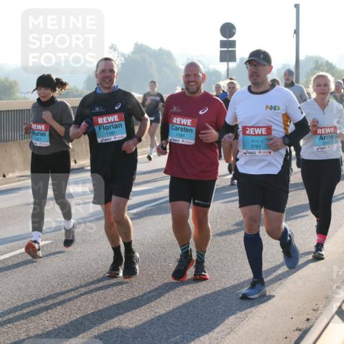 03.10.2025 - Köhlbrandbrückenlauf Lena Gebhardt http://msf.ph/oto/9059162 03.10.2025 09:18:43 Position 1 1227, 1181, 1191, 3791, 1395 meine-sportfotos.de