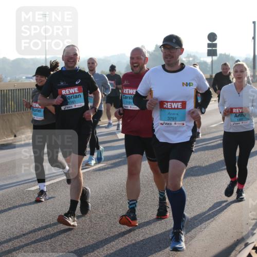 03.10.2025 - Köhlbrandbrückenlauf Lena Gebhardt http://msf.ph/oto/9059223 03.10.2025 09:18:44 Position 1 1181, 1227, 1191, 3791, 1395 meine-sportfotos.de