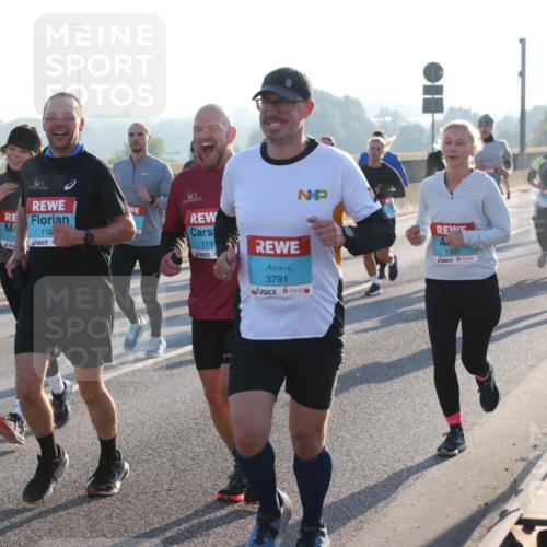 03.10.2025 - Köhlbrandbrückenlauf Lena Gebhardt http://msf.ph/oto/9059235 03.10.2025 09:18:44 Position 1 118, 119, 3791, 1395 meine-sportfotos.de