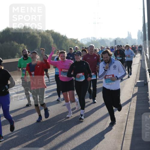 03.10.2025 - Köhlbrandbrückenlauf Jannik Wohlers http://msf.ph/oto/9059448 03.10.2025 09:22:15 Position 3 1977, 2114, 2476 meine-sportfotos.de