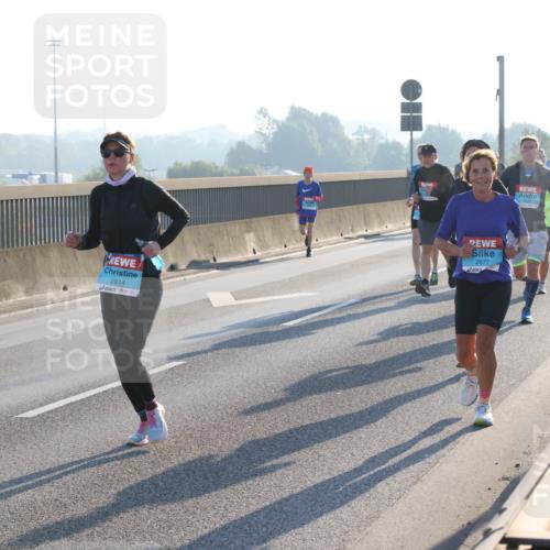 03.10.2025 - Köhlbrandbrückenlauf Lena Gebhardt http://msf.ph/oto/9059478 03.10.2025 09:18:51 Position 1 2814, 2677 meine-sportfotos.de