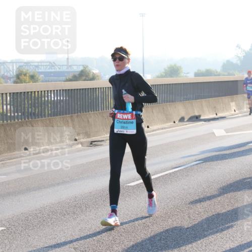 03.10.2025 - Köhlbrandbrückenlauf Lena Gebhardt http://msf.ph/oto/9059494 03.10.2025 09:18:51 Position 1 2814 meine-sportfotos.de