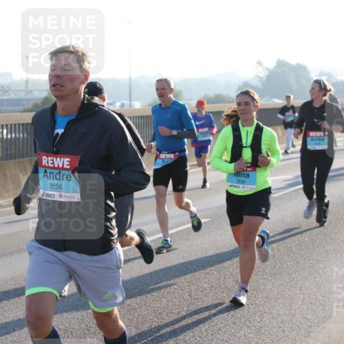 03.10.2025 - Köhlbrandbrückenlauf Lena Gebhardt http://msf.ph/oto/9059651 03.10.2025 09:18:55 Position 1 3656, 1836 meine-sportfotos.de