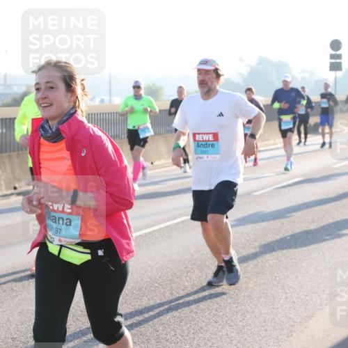 03.10.2025 - Köhlbrandbrückenlauf Lena Gebhardt http://msf.ph/oto/9059931 03.10.2025 09:19:03 Position 1 3197, 3481 meine-sportfotos.de
