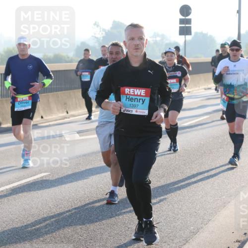 03.10.2025 - Köhlbrandbrückenlauf Lena Gebhardt http://msf.ph/oto/9060029 03.10.2025 09:19:05 Position 1 3300, 1397 meine-sportfotos.de