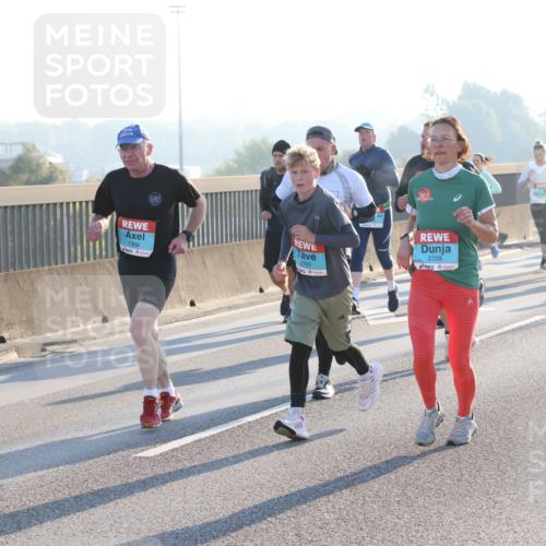 03.10.2025 - Köhlbrandbrückenlauf Lena Gebhardt http://msf.ph/oto/9060271 03.10.2025 09:19:12 Position 1 1369, 3707, 3709 meine-sportfotos.de