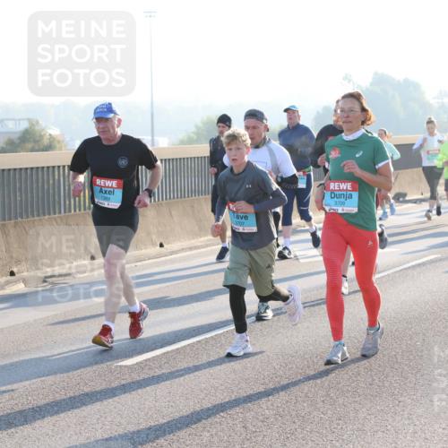 03.10.2025 - Köhlbrandbrückenlauf Lena Gebhardt http://msf.ph/oto/9060277 03.10.2025 09:19:12 Position 1 1369, 3707, 3709 meine-sportfotos.de