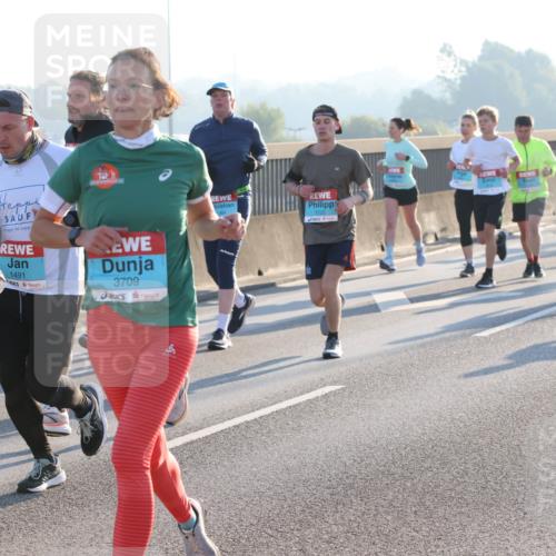 03.10.2025 - Köhlbrandbrückenlauf Lena Gebhardt http://msf.ph/oto/9060329 03.10.2025 09:19:14 Position 1 10, 1491, 3709, 3707, 1722 meine-sportfotos.de