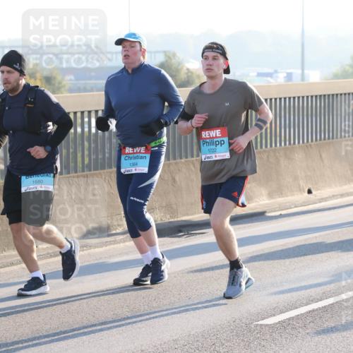 03.10.2025 - Köhlbrandbrückenlauf Lena Gebhardt http://msf.ph/oto/9060363 03.10.2025 09:19:15 Position 1 1680, 1364, 1722 meine-sportfotos.de