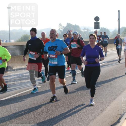 03.10.2025 - Köhlbrandbrückenlauf Lena Gebhardt http://msf.ph/oto/9060422 03.10.2025 09:19:17 Position 1 3198, 3188, 1642, 1808 meine-sportfotos.de