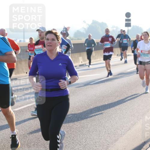 03.10.2025 - Köhlbrandbrückenlauf Lena Gebhardt http://msf.ph/oto/9060467 03.10.2025 09:19:18 Position 1 1642 meine-sportfotos.de