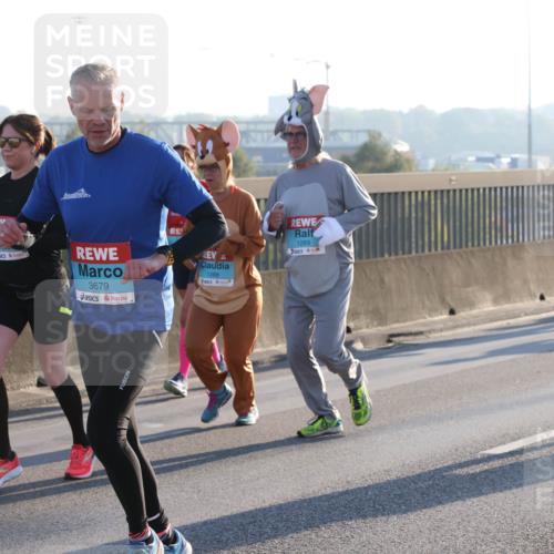 03.10.2025 - Köhlbrandbrückenlauf Lena Gebhardt http://msf.ph/oto/9060579 03.10.2025 09:19:21 Position 1 1289, 1288, 3679, 1401 meine-sportfotos.de
