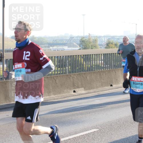 03.10.2025 - Köhlbrandbrückenlauf Lena Gebhardt http://msf.ph/oto/9060687 03.10.2025 09:19:23 Position 1 12, 2743, 1340 meine-sportfotos.de