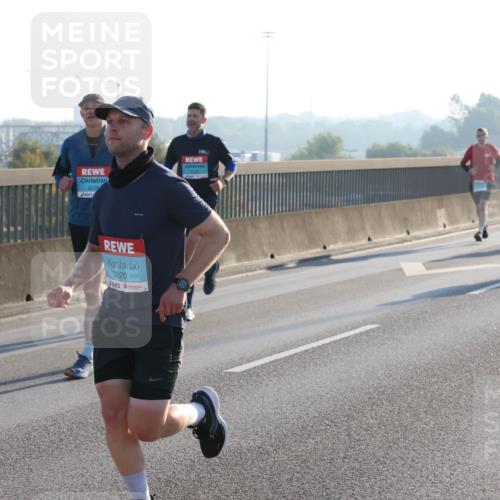 03.10.2025 - Köhlbrandbrückenlauf Lena Gebhardt http://msf.ph/oto/9060737 03.10.2025 09:19:24 Position 1 3228, 3820 meine-sportfotos.de