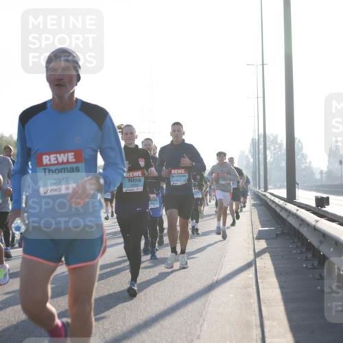 03.10.2025 - Köhlbrandbrückenlauf Jannik Wohlers http://msf.ph/oto/9060836 03.10.2025 09:14:54 Position 3 1071, 3317, 3568, 2811, 517 meine-sportfotos.de