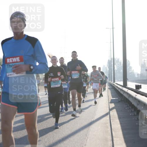03.10.2025 - Köhlbrandbrückenlauf Jannik Wohlers http://msf.ph/oto/9060842 03.10.2025 09:14:54 Position 3 5, 1071, 3568, 2811, 57 meine-sportfotos.de