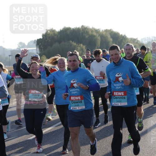 03.10.2025 - Köhlbrandbrückenlauf Jannik Wohlers http://msf.ph/oto/9060932 03.10.2025 09:22:49 Position 3 370, 2002, 3232, 2003, 3446, 2254, 3450 meine-sportfotos.de