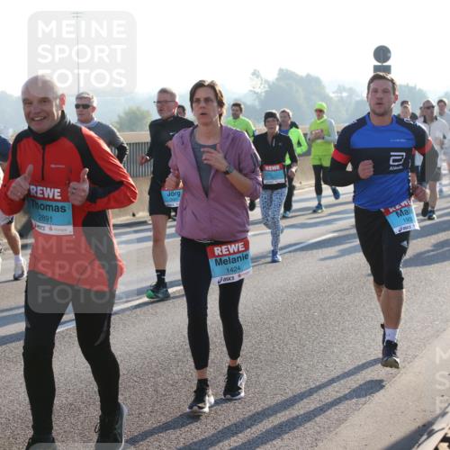03.10.2025 - Köhlbrandbrückenlauf Lena Gebhardt http://msf.ph/oto/9061093 03.10.2025 09:19:36 Position 1 2890, 2891, 1424, 190 meine-sportfotos.de