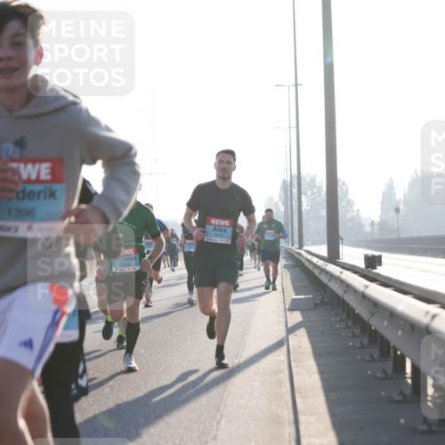 03.10.2025 - Köhlbrandbrückenlauf Jannik Wohlers http://msf.ph/oto/9061101 03.10.2025 09:14:59 Position 3 1207, 1306, 3659, 57 meine-sportfotos.de